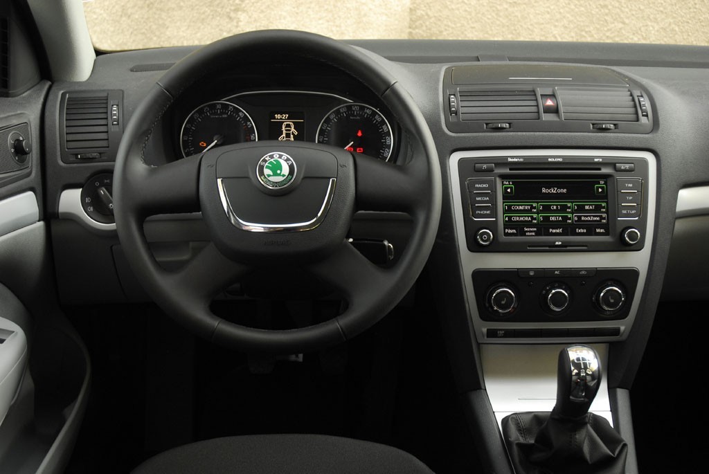 Čo je potrebné k montáži aftermarket autorádia do Škoda Octavia 2?