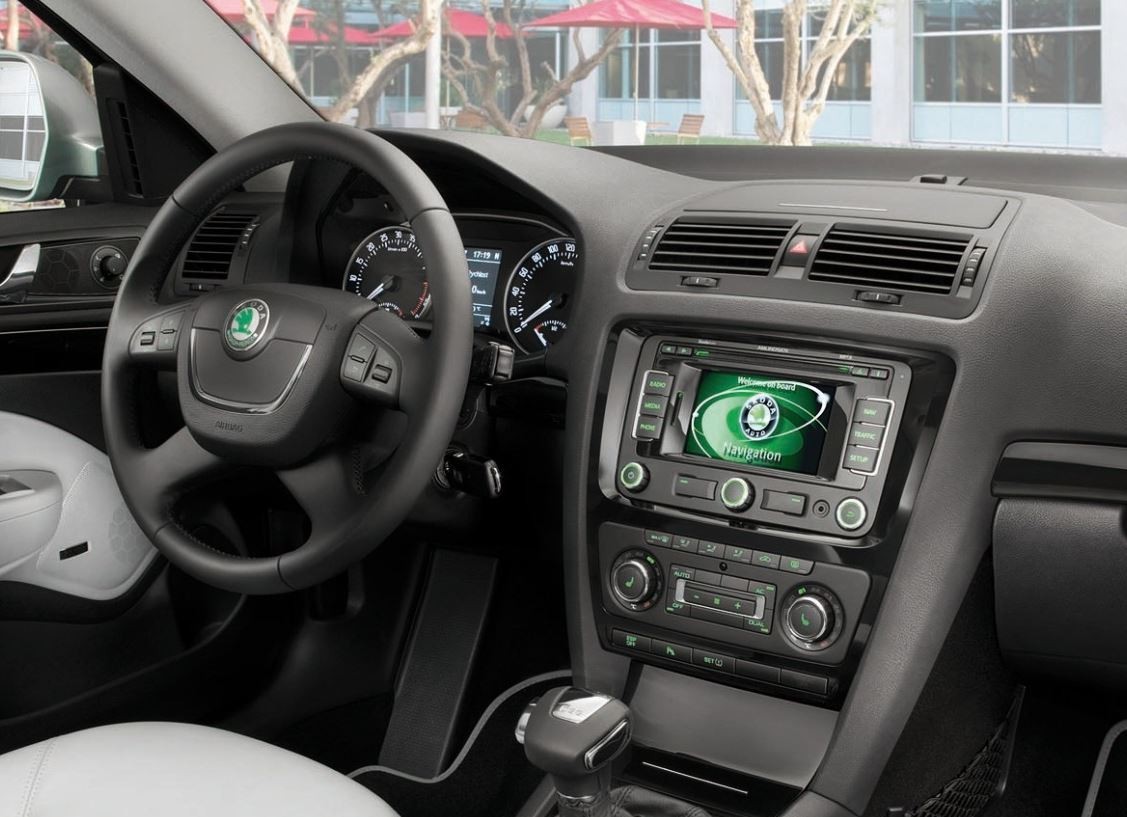 Má originálne autorádio RCA výstupy na zosilňovač?