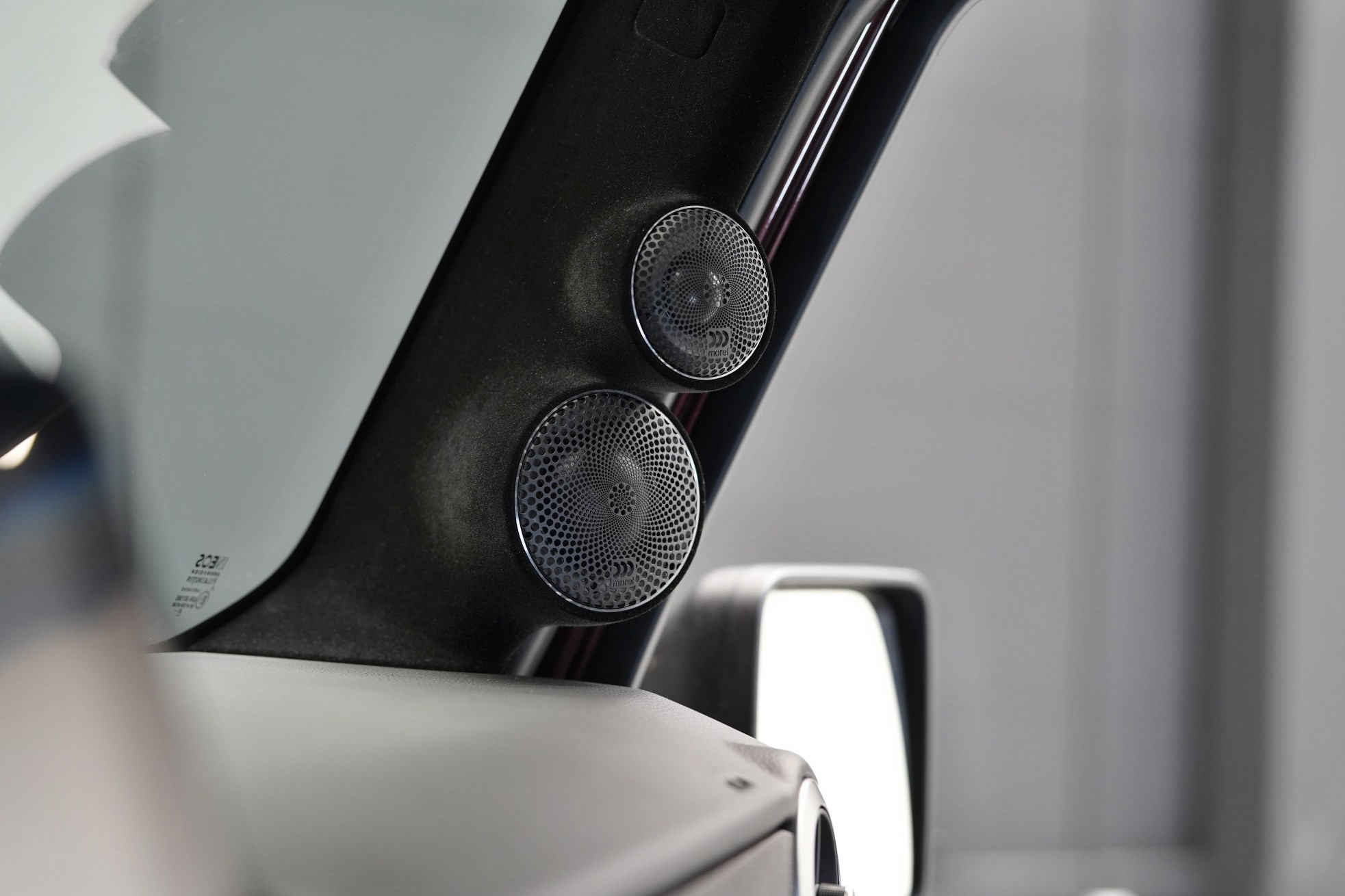 Ako umiestnenie výškových reproduktorov ovplyvňuje kvalitu zvuku