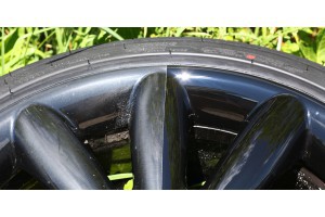 Renovácia kolies v čiernom klavírnom laku