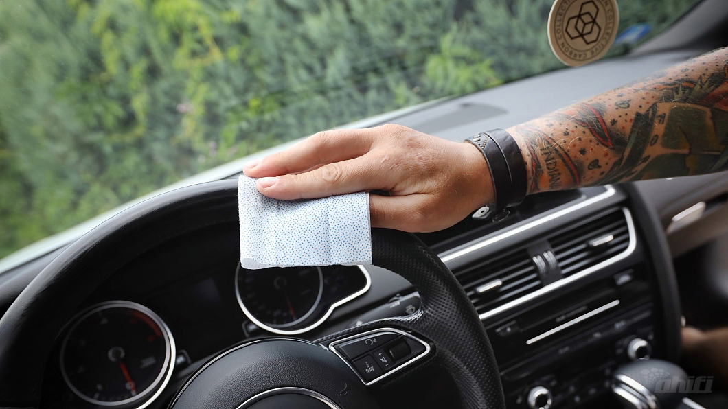 Obrázek 2 - vlevo matná kůže po vyčištění, vpravo před vyčištěním.