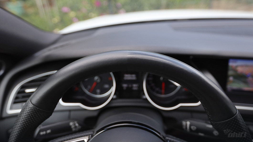 Obrázek 2 - vlevo matná kůže po vyčištění, vpravo před vyčištěním.