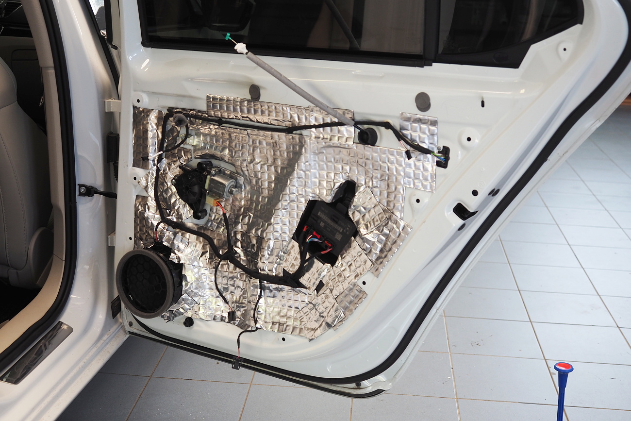 Tlmenie zadných dverí Škoda Superb 3