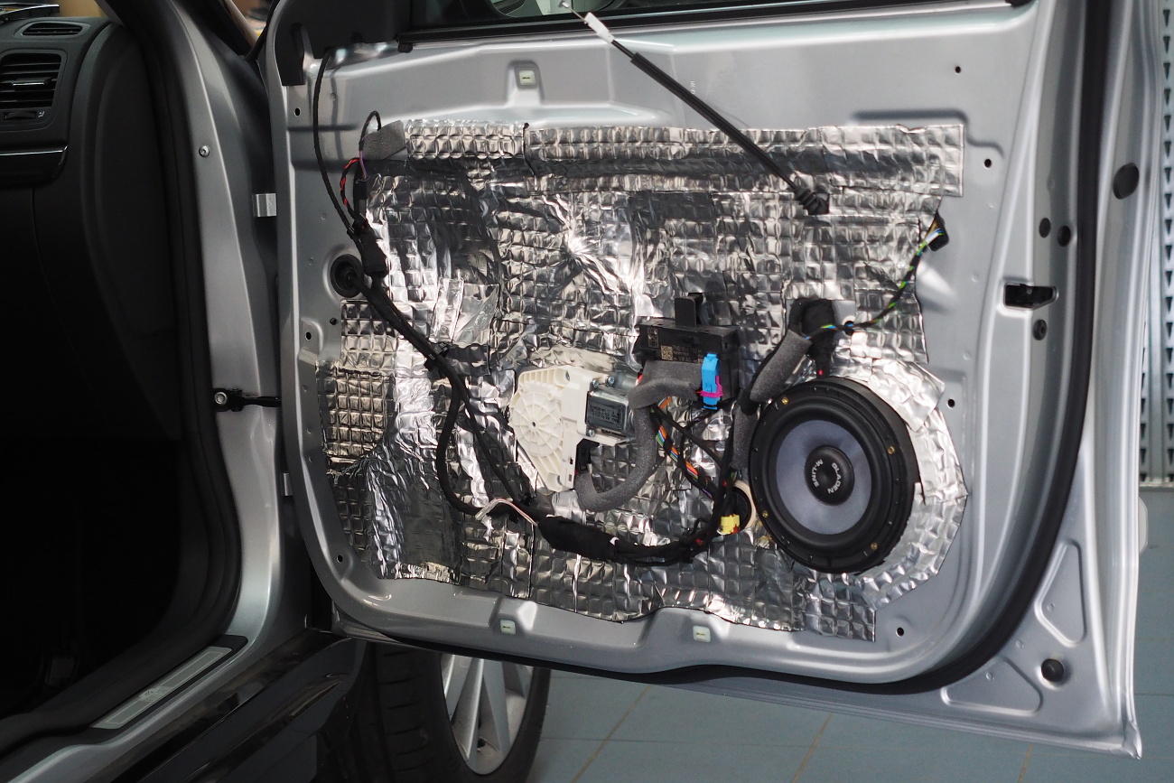 Tlmenie predných dverí Škoda Yeti