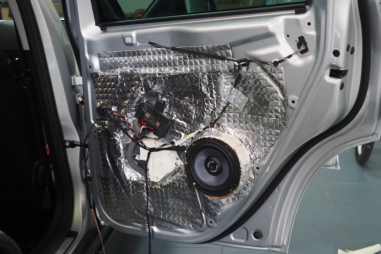 Tlmenie zadných dverí Škoda Yeti