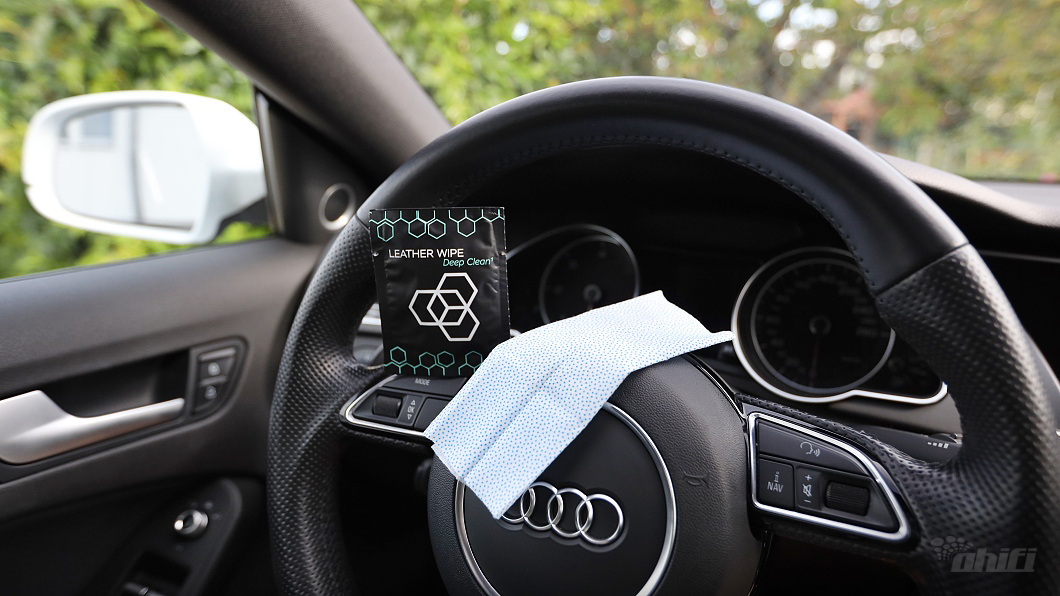 Obrázek 1 - balení ubrousků na kůži Carbon Collective Leather Wipes