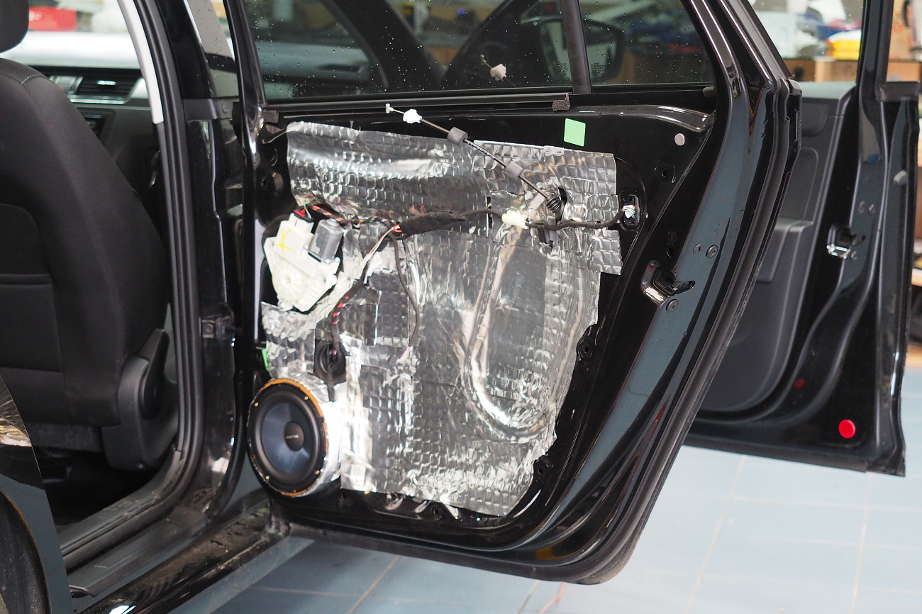 Tlmenie zadných dverí Škoda Rapid