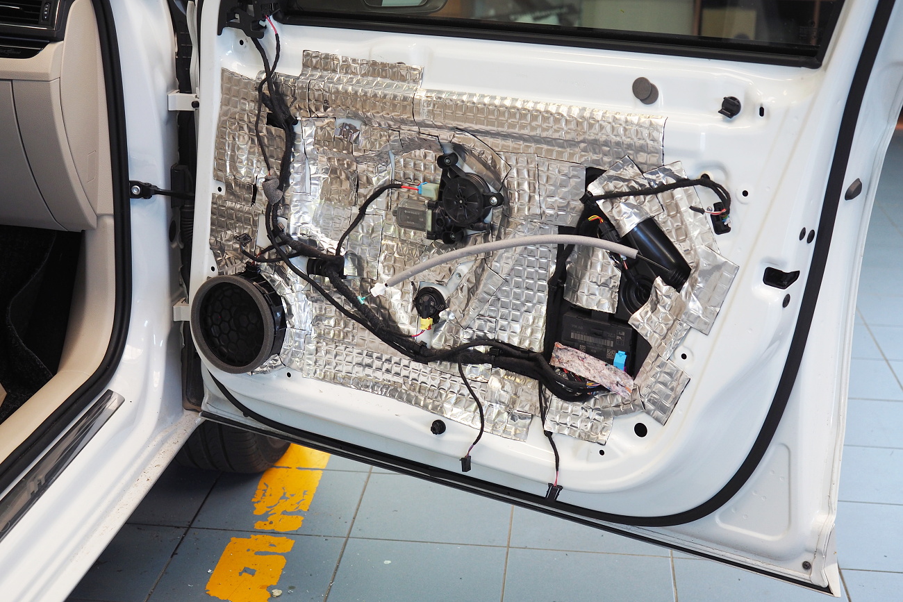 Tlmenie predných dverí Škoda Superb 3