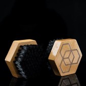 Kefka na kožu Carbon Collective Interior Cleaning Brush